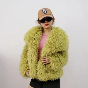 Modelo luciendo una chaqueta de piel sintética verde lima con textura de lana rizada