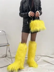 Vue détaillée des jambières en fausse fourrure jaune vif et du sac à main assorti