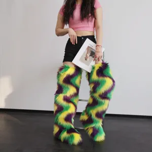 Détail des jambières en fourrure Mardi Gras aux couleurs violet vert et jaune vif