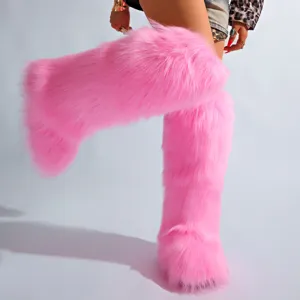 Gros plan détaillé de bottes hautes en fausse fourrure rose vif à texture douce