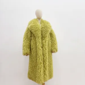 Vue détaillée d'un manteau en fausse fourrure vert citron pour femme sur un mannequin.