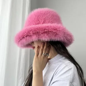 Détail rapproché montrant la texture douce d'un bob en fausse fourrure rose sur un mannequin