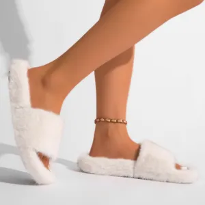 Gros plan de chaussons en fausse fourrure blanche au style punk y2k tendance chic
