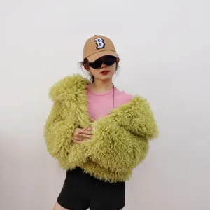 Modelo con chaqueta de piel sintética verde lima y textura muy esponjosa tipo cordero.