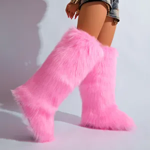 Vue détaillée de bottes de neige roses en fausse fourrure de renard très douces.