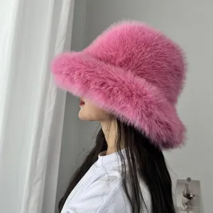 Vue latérale montrant la texture douce d'un chapeau cloche en fausse fourrure rose vif