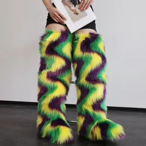 Détail de bottes en fausse fourrure géantes sur le thème de Mardi Gras multicolores.
