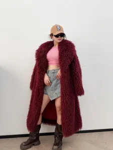 Élégant manteau long en fausse fourrure bordeaux avec col à revers pour femme hiver