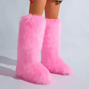 Vue détaillée des bottes hautes en fausse fourrure rose vif sur un mannequin