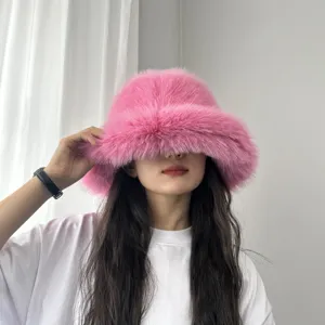 Vue détaillée d'un chapeau cloche en fausse fourrure de renard rose pelucheux.