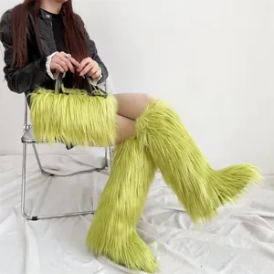 Gros plan sur des bottes hautes en fausse fourrure vert néon avec sac assorti style punk