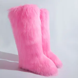 Vue latérale détaillée des bottes en fausse fourrure rose vif avec texture peluche