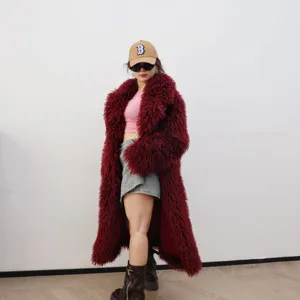 Vue complète d'un long manteau en fausse fourrure bordeaux avec une texture hirsute bouclée.