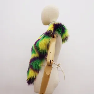 Vue détaillée de l'écharpe en fausse fourrure Mardi Gras sur un mannequin blanc