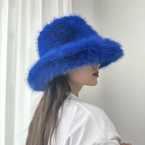 Détail rapproché d'un bob en fausse fourrure bleu vif avec une texture hivernale douce.