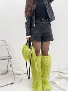 Détail de bottes montantes en fausse fourrure vert fluo et sac à main assorti.