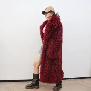 Vue détaillée du manteau en fausse fourrure bordeaux pour femme avec col à revers