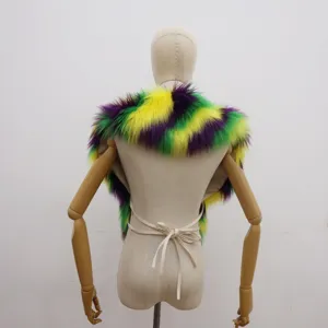 Vue arrière d'un châle en fausse fourrure Mardi Gras coloré sur un mannequin professionnel