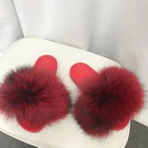 Dettaglio di pantofole in pelliccia di volpe rossa con suola piatta in PVC antiscivolo