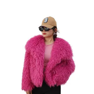 Vista detallada de la chaqueta de piel sintética rosa con textura de lana en modelo