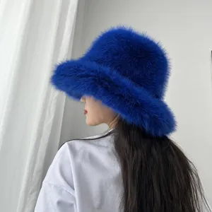 Gros plan sur un bob en fausse fourrure de renard bleu vif avec une texture très douce