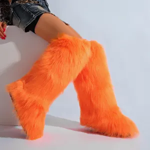 Vue détaillée de bottes de neige orange vif en fausse faux renard sur un mannequin
