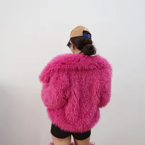 Vista posterior de una chaqueta corta de piel sintética rosa con textura peluda