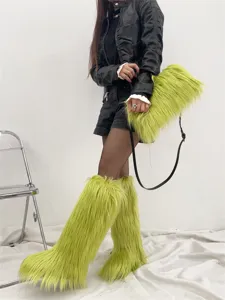 Bottes hautes en fausse fourrure vert citron et sac à bandoulière assorti style punk