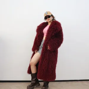 Vue détaillée d'un long manteau en fausse fourrure bordeaux pour femme avec col revers.
