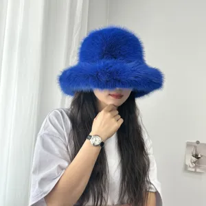 Vue détaillée d'un bob en fausse fourrure bleu électrique pour la mode hivernale féminine