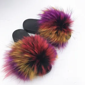 Ciabatte in pelliccia multicolore con texture soffice e suola nera antiscivolo.