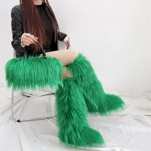 Détail rapproché des bottes en fausse fourrure verte et du sac à main en peluche chic