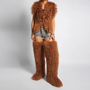 Vista detallada de botas altas de pelo sintético marrón de 72 cm para festivales.