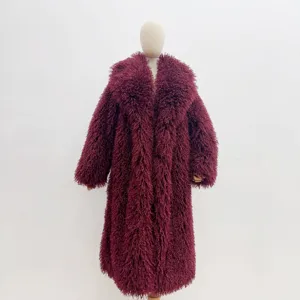 Long manteau bordeaux en fausse fourrure d'agneau de Mongolie avec col à revers pour femme.