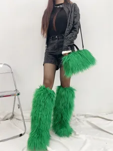 Détail de bottes hautes en fausse fourrure vert vif et sac à main en peluche