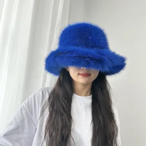 Chapeau bob en fausse fourrure bleu roi vif à large bord pour un style hivernal chic