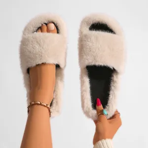 Vue détaillée de chaussons en fausse fourrure beige avec texture pelucheuse et semelle PVC