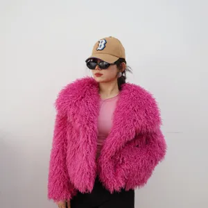 Modelo con abrigo de piel sintética rosa, gorra de béisbol de color caqui y gafas de sol