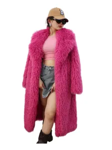 Gros plan sur un manteau en fausse fourrure rose avec col à revers élégant