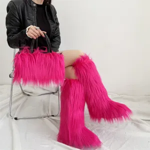 Bottes hautes et sac à main assorti en fausse fourrure rose vif, ensemble détaillé