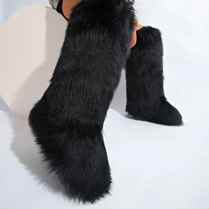 Vue détaillée de la texture dense en fausse fourrure noire sur ces bottes de neige d'hiver