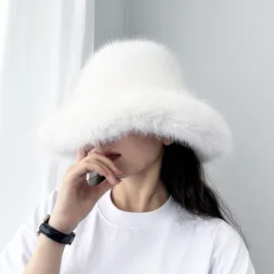 Vue détaillée d'un bob de luxe en fausse fourrure de renard blanche sur un mannequin