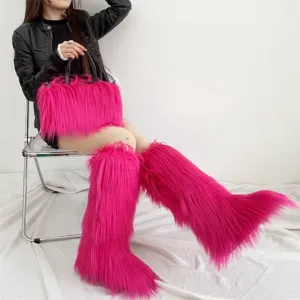 Vue détaillée des bottes en fausse fourrure magenta moelleuses et du sac assorti