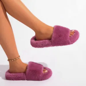 Vue détaillée de pantoufles en fausse fourrure violette douce au style punk Y2K chic