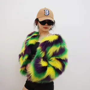 Mannequin portant une veste en fausse fourrure Mardi Gras aux couleurs or, violet et vert