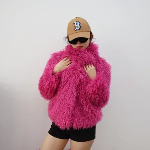 Modelo con una vibrante chaqueta de piel sintética rosa fucsia de alta densidad