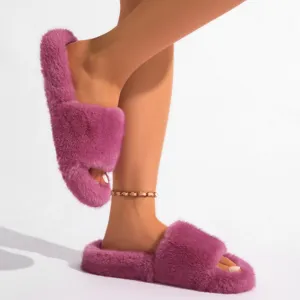 Gros plan sur des chaussons en fausse fourrure de vison violette au style punk y2k tendance