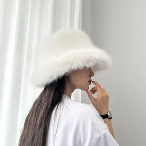 Vue de profil détaillée d'un chapeau bob blanc en fausse fourrure porté par un mannequin.