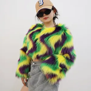 Veste en fausse fourrure Mardi Gras en or, violet et vert portée par un mannequin