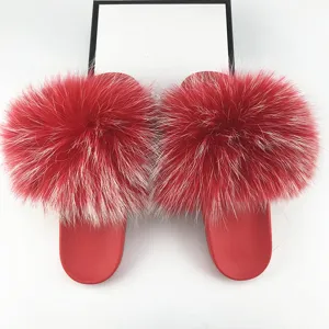 Ciabatte premium rosse in ecopelliccia con soffice pelliccia di procione e suola in PVC